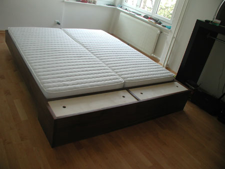 Bett in amerikanischem Nussbaum