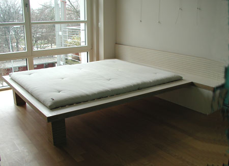 Bett inkl. Nachttischli aus Birkensperrholz weiss geölt, Kanten geölt.