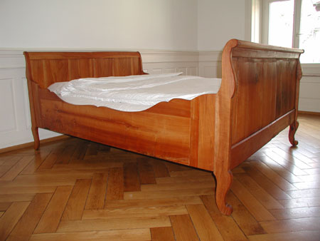 Doppelbett geschreinert aus zwei alten Biedermeierbetten in Kirschbaum