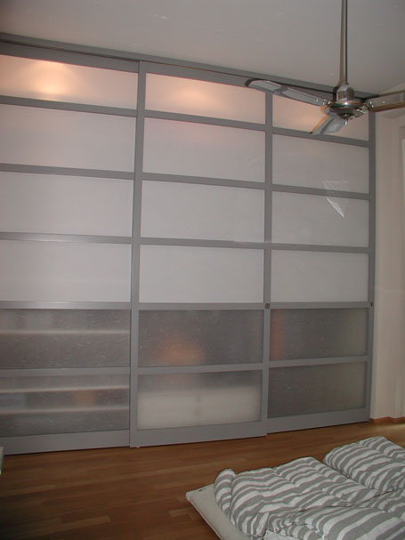 Einbauschrank Schiebetüren bezogen mit Japanpapier