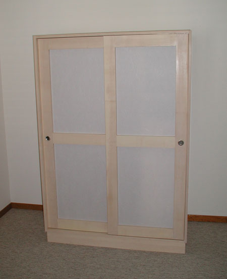 Schrank in Ahorn massiv, geölt, Türen mit Japanpapier bezogen
