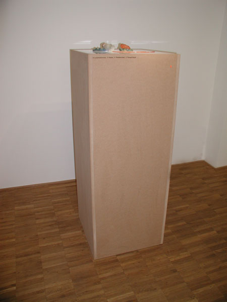 Sockel aus MDF mit Kunst von Judit Villger