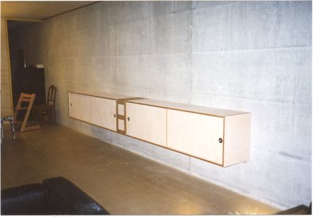 Sideboard schwebend montiert an Wand in Birkensperrholz