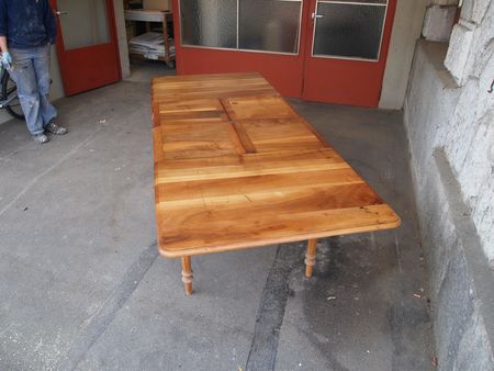 Ausgezogen ist der Tisch 2.3meter lang