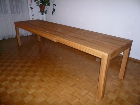 Im ausgezogenen Zustand ist der Tisch 2.4meter
