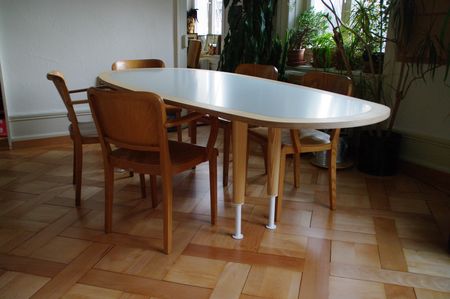 Tisch Birkensperrholz oben Aluminumoberfläche nach Design vom Kunde
