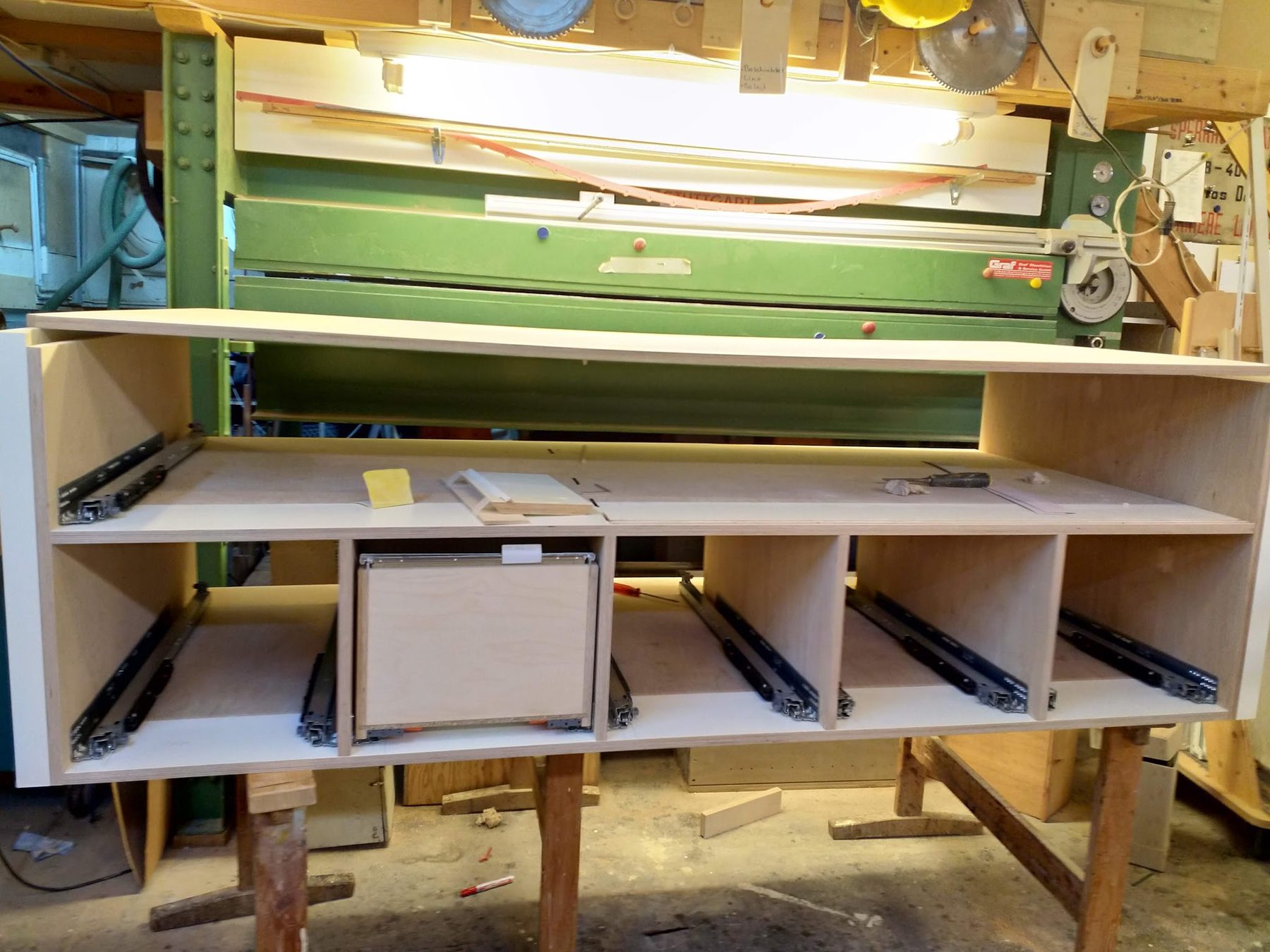 Sideboard mit Schubladen und Schiebeeinsätzen im Bau in der Werkstatt